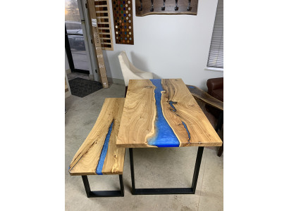 Tavolo da design in legno massiccio con resina epossidica, nuovo.