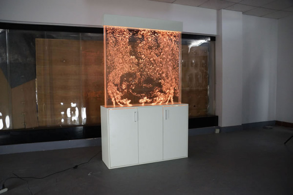 Parete d'acqua con colonna a parete e mobile sottostante divisorio espositore vetrina