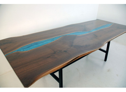 Vero tavolo in legno con resina per tavoli in resina effetto cascata in legno massello con resina epossidica.