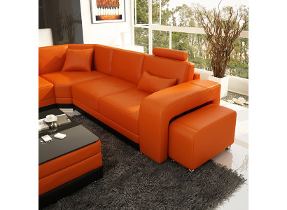Design divano in pelle angolare moderno arancione con porta USB.