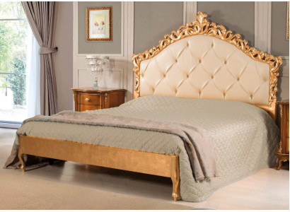Nuovo lussuoso letto matrimoniale Chesterfield con testiera intagliata.