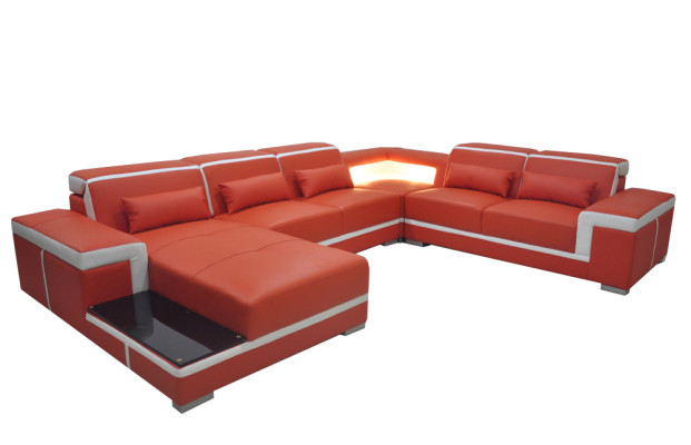 Comodo divano in pelle XXL con innovativa ergonomia e illuminazione a LED.