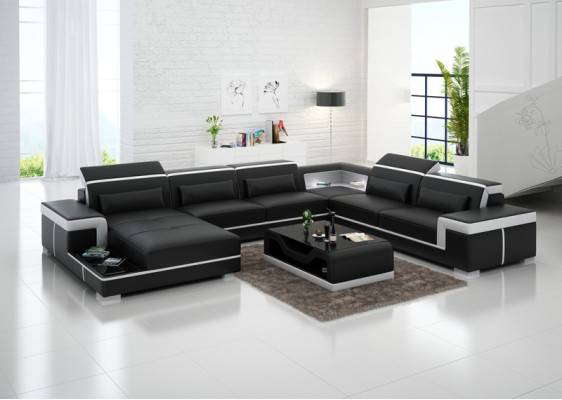 Comodo divano in pelle XXL con innovativa ergonomia e illuminazione a LED.