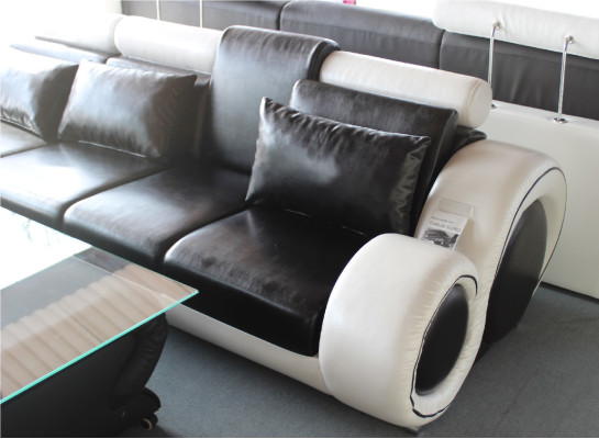 Elegante divano d'angolo design Berlin II in pelle con USB, divano su misura.