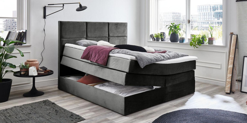 Camera da letto matrimoniale elegante grigia con mobili in legno, design raffinato e imbottitura elegante in tessuto.