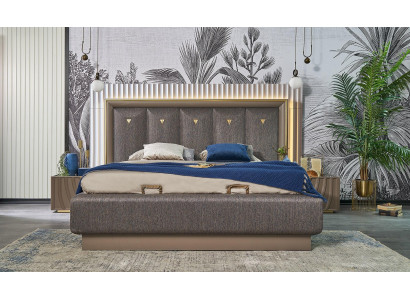 Letto matrimoniale completo con 3 pezzi, tavolini in legno, marrone.