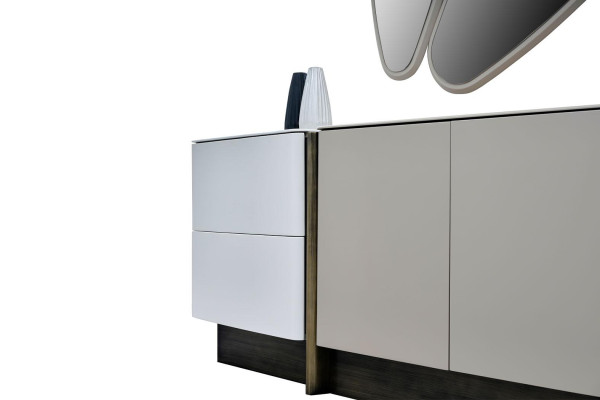 Mobiletto con specchio e armadio moderno per camera da letto in bianco