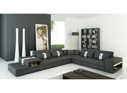 Atmosfera abitativa moderna, divano d'angolo a L in grigio scuro con elegante rivestimento in similpelle.