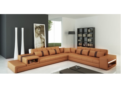 Atmosfera abitativa moderna, divano d'angolo a L in grigio scuro con elegante rivestimento in similpelle.