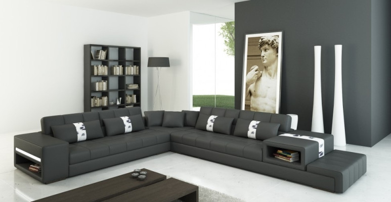Atmosfera abitativa moderna, divano d'angolo a L in grigio scuro con elegante rivestimento in similpelle.