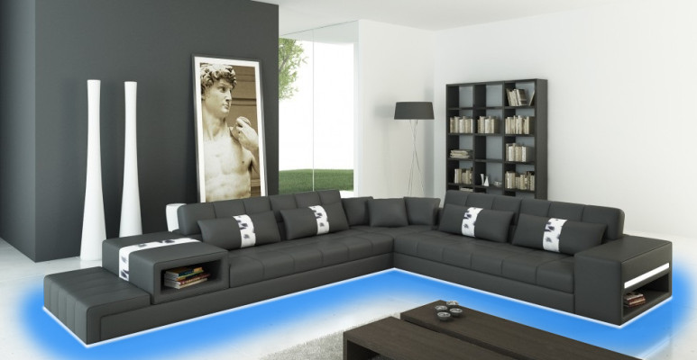 Atmosfera abitativa moderna, divano d'angolo a L in grigio scuro con elegante rivestimento in similpelle.