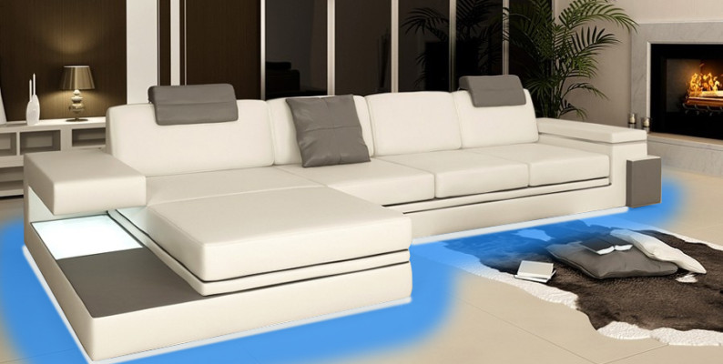 Divano per il soggiorno di design rosso in tessuto con cuscini, angolare, con illuminazione a LED e porte USB.