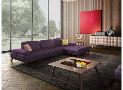 Divano d'angolo lilla a forma di L, lusso per il soggiorno, nuovo arredamento con tavolino.