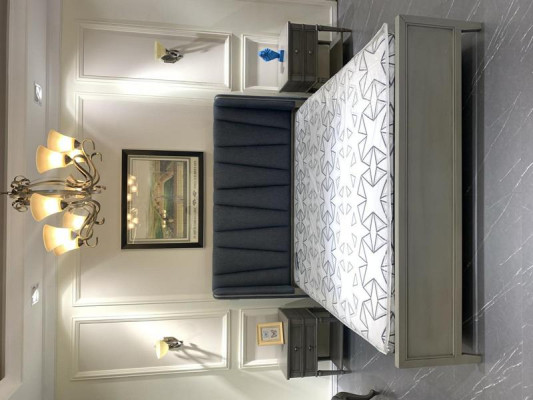 Moderni letti imbottiti di design di lusso per hotel matrimoniali in legno grigio.