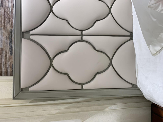 Letto matrimoniale premium dal design classico con rifiniture in pelle beige.