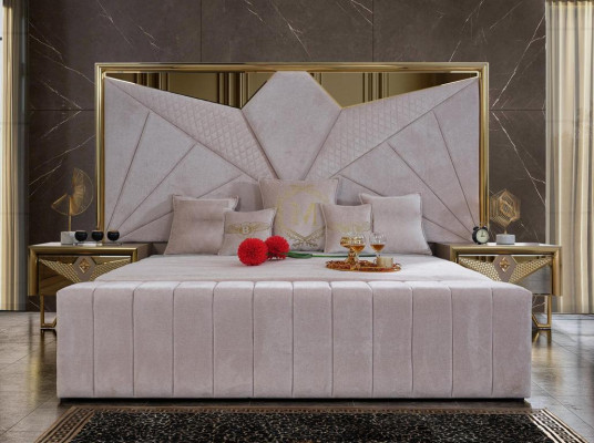Set camera da letto con letto, comodini, e un tavolo da toeletta con specchio in elegante stile italiano, di colore bianco.