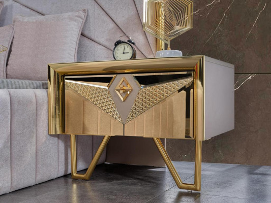 Set camera da letto con letto, comodini, e un tavolo da toeletta con specchio in elegante stile italiano, di colore bianco.