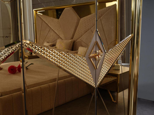 Esperienza di camera da letto glamour Set di mobili di lusso con dettagli in sfumature d'oro.