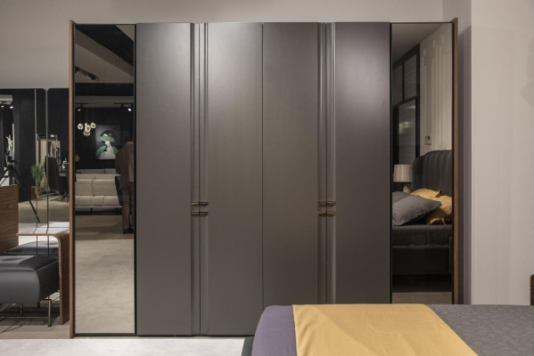 Armadio moderno di lusso in legno con ante in vetro color taupe per la camera da letto.