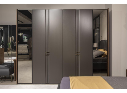 Armadio moderno di lusso in legno con ante in vetro color taupe per la camera da letto.