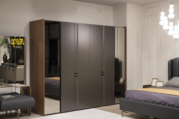 Armadio moderno di lusso in legno con ante in vetro color taupe per la camera da letto.