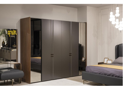 Armadio moderno di lusso in legno con ante in vetro color taupe per la camera da letto.