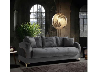 Divano grigio a tre posti in tessuto con cuscini.