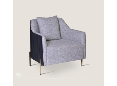 Grigia poltrona di lusso monoposto con piedi in acciaio inox per il soggiorno, struttura in legno.