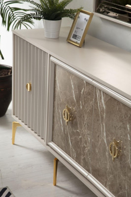 Tavolo da pranzo di lusso per 4 persone con sedie e credenza moderna.