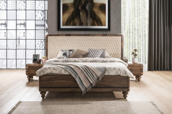 Set da camera da letto classico di lusso con letto marrone, comodini, e tavolo da toeletta.
