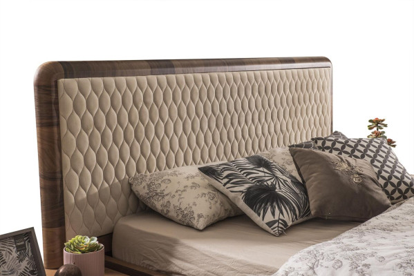 Set da camera da letto classico di lusso con letto marrone, comodini, e tavolo da toeletta.