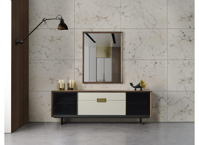 Mobile bar con specchio, credenza in legno colorato, set da pranzo.