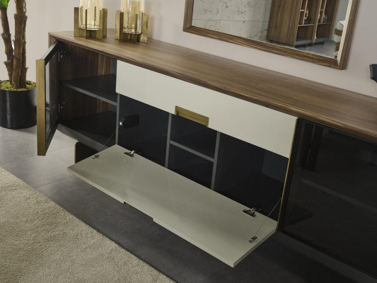 Mobile bar con specchio, credenza in legno colorato, set da pranzo.