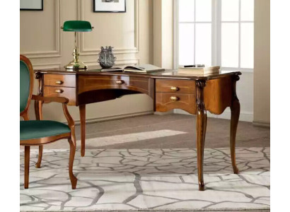 Mobili da ufficio classici di legno marrone: scrivania, sedie, scaffale.