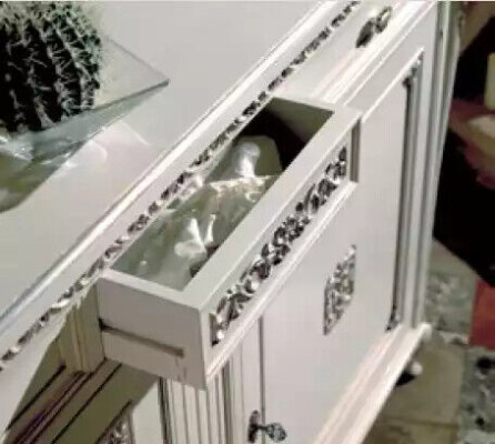 Mobiletto credenza in legno massello tipo italiano per camera da letto.