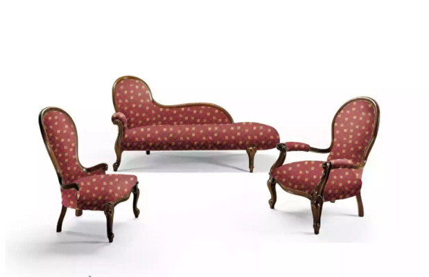 Divano lounge con cuscini classici per sdraiarsi, chaise longue da club marrone nuovo.