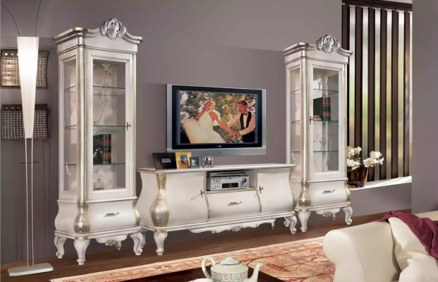 Lussuoso armadio in legno con vetrina di vetro. Classico mobile bianco con vetrine.