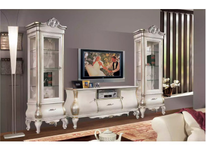 Lussuoso armadio in legno con vetrina di vetro. Classico mobile bianco con vetrine.
