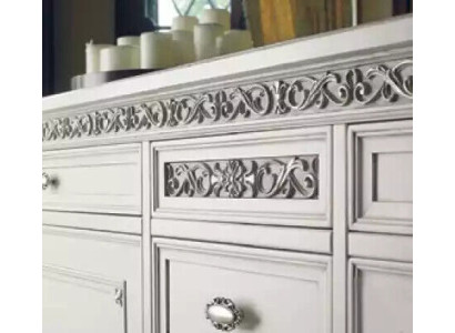 Mobiletto credenza in legno massiccio bianco per soggiorno.
