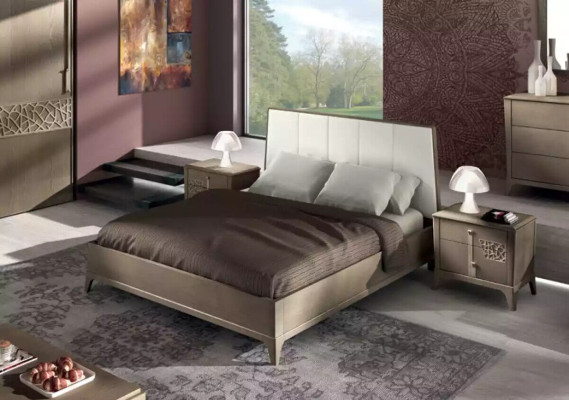 Set da camera da letto design con letto e 2 comodini in stile classico di lusso.