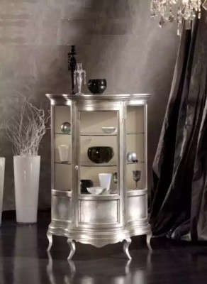Mobili di design in legno, classica vetrina, armadio, libreria. Mobili italiani.