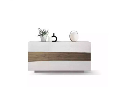 Mobile in legno bianco con cassetti moderni nella sala da pranzo.