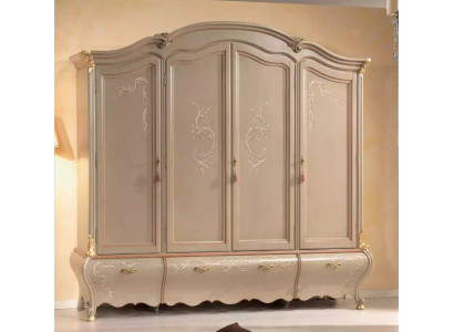 Grande armadio classico a quattro ante in legno massiccio di lusso