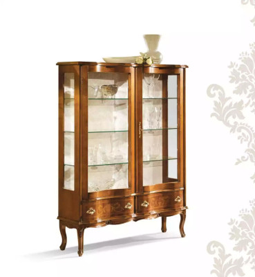 Mobile vetrina in legno marrone di alta qualità con ripiani in vetro. Vetrine di mobili classici.