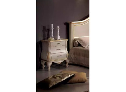 Comodino moderno in legno bianco nel classico stile di arredamento della camera da letto.