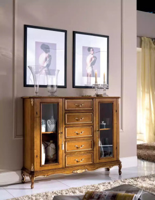 Esclusiva vetrina in legno marrone con cassetti in stile classico.