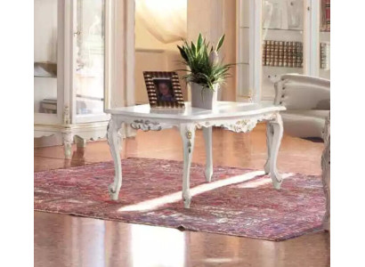 Tavolino classico bianco in legno per il salotto.