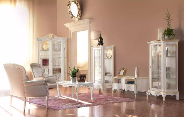 Tavolino classico bianco in legno per il salotto.