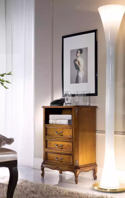 Comò classico in legno marrone per soggiorno con 3 cassetti e lampada design.