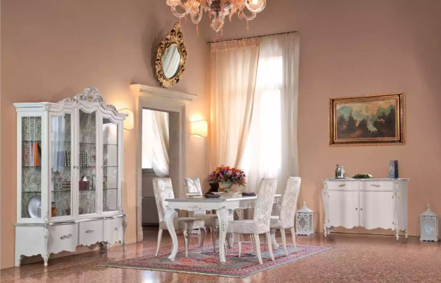 Sedia da pranzo di lusso. Sedia in legno classica. Sedie in stile italiano.